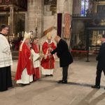 El alcalde de Palma, Jaime Martínez, venera la reliquia de Sant Sebastià. - OBISPADO DE MALLORCA