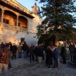 Cola de asistentes a la capilla ardiente de Fransesc Antich en el Consolat de Mar. - TOMÀS MOYÀ