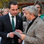 Virgilio Moreno entrega una carta al presidente del Consell de Mallorca, Llorenç Galmés, el día del Dimecres Bo.