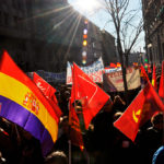 Bandera republicana y otras del PCE e Izquierda Unida en una manifestación. 2012.