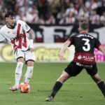 Toni Lato defiende un ataque del Rayo en la última jornada de Liga.